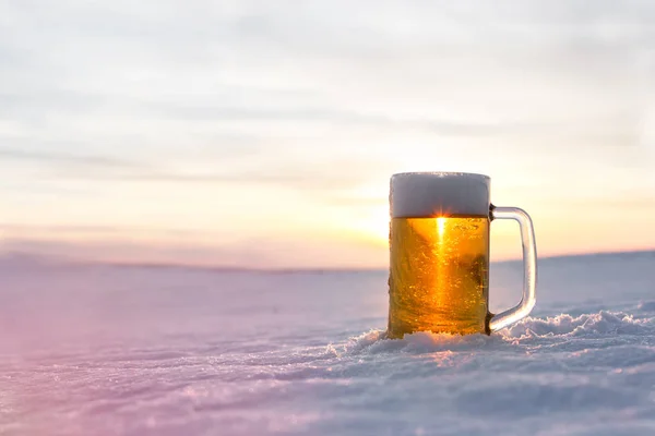 Mok van koud biertje in de sneeuw — Stockfoto