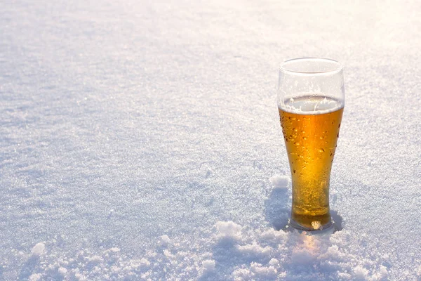 Taza de cerveza fría en la nieve al atardecer. Hermoso fondo de invierno. Recreo al aire libre. Publicidad de bebidas alcohólicas . —  Fotos de Stock