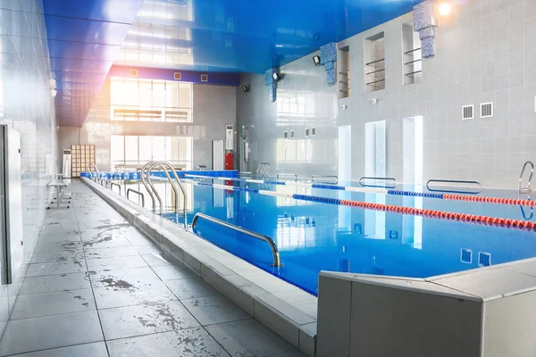 Piscina, vista desde el interior. Interior interior. Estilo de vida saludable. Deportes acuáticos y procedimientos terapéuticos. Relajación, vacaciones. Prevención de enfermedades del corazón y los vasos sanguíneos. Descanso activo . —  Fotos de Stock