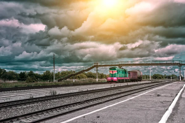 Güterzug auf dem Bahnhof. Industrielandschaft. — Stockfoto