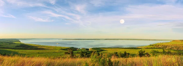 Vista panoramica sul mare dalla cima delle colline. Bellissimo sfondo estivo. Paesaggio incredibile con prati gialli, alberi verdi, cielo blu, scogliere scoscese e pittoresca baia. Foto panoramica. Campeggio, riposo, relax . — Foto Stock