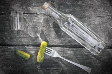 Votka salatalık turşusu ve iki fondip bardakları siyah ahşap zemin ile.