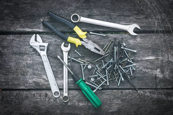 Ahşap arka plan üzerinde el araçlar kümesi. Vintage tarzı.