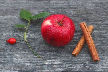 Taze olgun elma, Kuşburnu ve tarçın. Sonbahar.