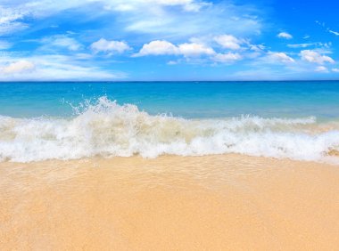 Ismarlayarak ile güçlü ve yüksek dalgalar Phuket Island, Tayland Andaman Denizi'nin. Sarı kum ve mavi gökyüzü ile deniz manzarası. Egzotik adasındaki tropikal plaj.