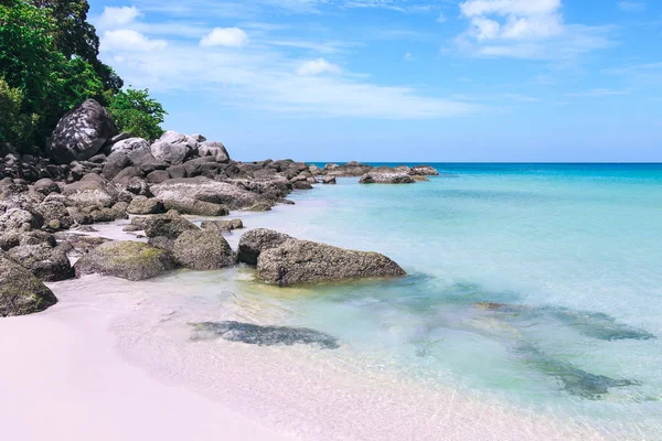在泰国普吉岛风景如画的安达曼海景色在美丽的海湾和山脉的丛林中