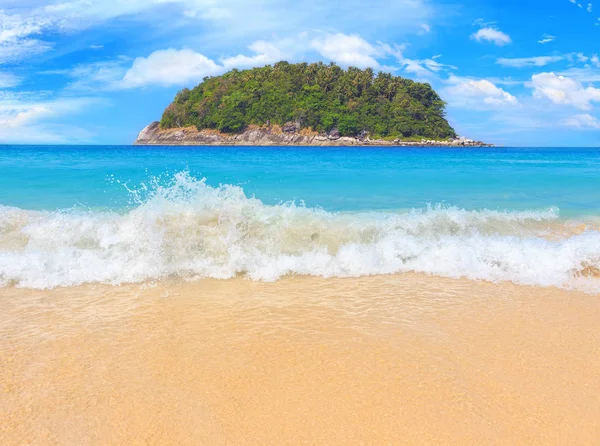 在泰国普吉岛风景如画的安达曼海景色在美丽的海湾和山脉的丛林中