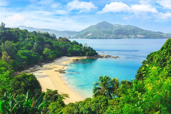 Phuket Island, Tayland Andaman Denizi'nin ısmarlayarak. Güzel Körfezi ve dağlar ormanın içinden görüntüleyin. Tropikal plaj Laem Singh.