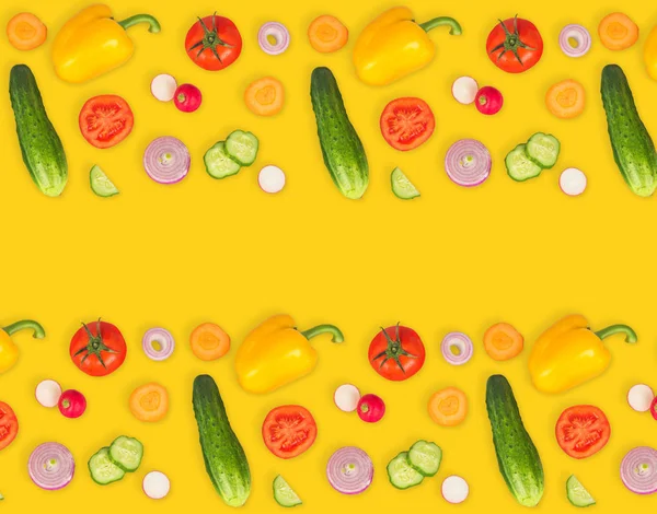 Gemüsemischung Auf Gelbem Isolierten Hintergrund Frische Gelbe Paprika Gehackte Tomaten — Stockfoto