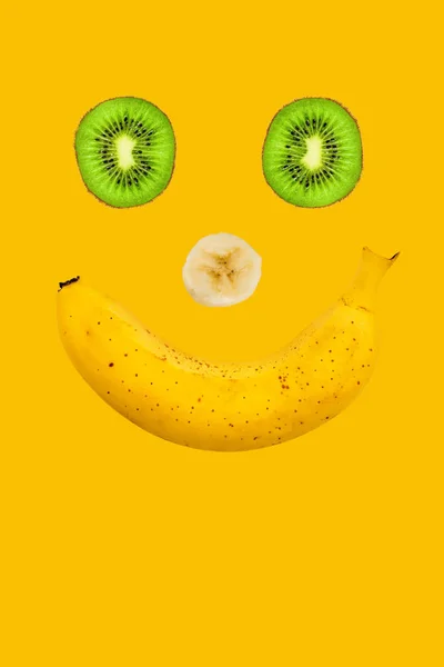 Feliz Sonrisa Afrutada Plátano Rodajas Kiwi —  Fotos de Stock