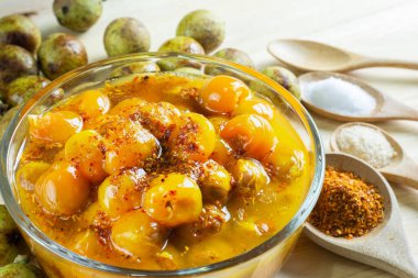 Cam kâse kabuğundaki Seylan meşesi ahşap masada iştah açıcı portakal meyvesi olduğunu gösteriyor. Tayland meyvesi. Schleichera oleosa (Lour.) Oken. Nephelyum hipoleucum. Sapindaceae. Livistona Specosa.