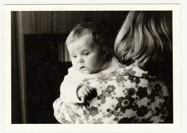 Foto de la vendimia muestra la madre cunas bebé. Fotografía en blanco y negro retro . —  Fotos de Stock