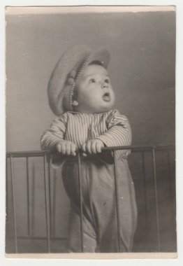 Vintage Fotoğraf küçük hoş çocuk karyolası standları gösterir. Retro siyah ve beyaz fotoğraf.