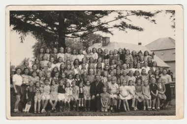 Vintage Fotoğraf okul (sınıf) pozlar açık havada bir grup gösterir. Retro siyah ve beyaz fotoğraf.