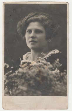 Vintage fotoğraf genç bir kadın - Edwardian saç modeli gösterir. Retro siyah ve beyaz fotoğraf.