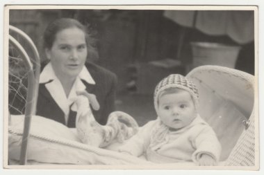 Vintage Fotoğraf anne gösterir ve onun bebek arabası (başı) oturur. Retro siyah ve beyaz fotoğraf.