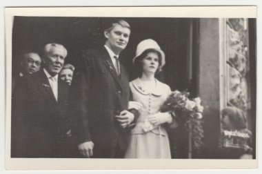 Vintage fotoğraf gösterileri bir yeni evliler ve düğün Konuklar. Retro siyah ve beyaz fotoğraf.