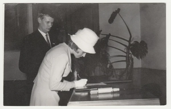 Foto vintage mostra uma noiva assina a certidão de casamento. Retro preto & fotografia branca . — Fotografia de Stock