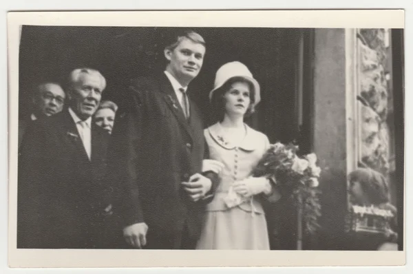 Vintage fotoğraf gösterileri bir yeni evliler ve düğün Konuklar. Retro siyah ve beyaz fotoğraf. — Stok fotoğraf