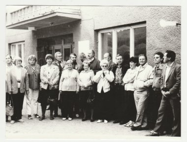 Vintage Fotoğraf insanlar pozlar açık havada bir grup gösterir. Retro siyah ve beyaz fotoğraf