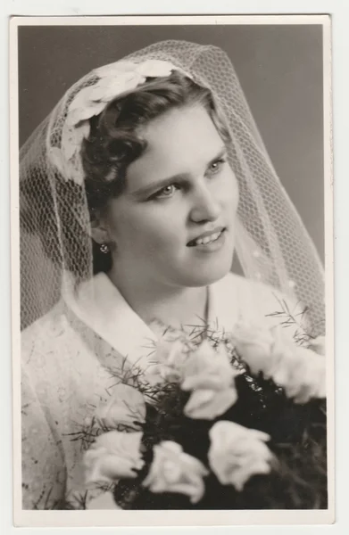 Foto vintage mostra una sposa. La sposa indossa un velo morbido. Fotografia retrò in bianco e nero . — Foto Stock