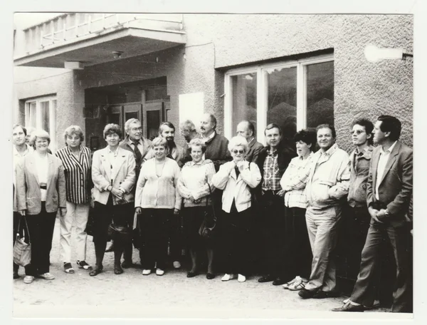 老式照片显示一群人的姿势在户外。复古的黑色与白色摄影 — 图库照片