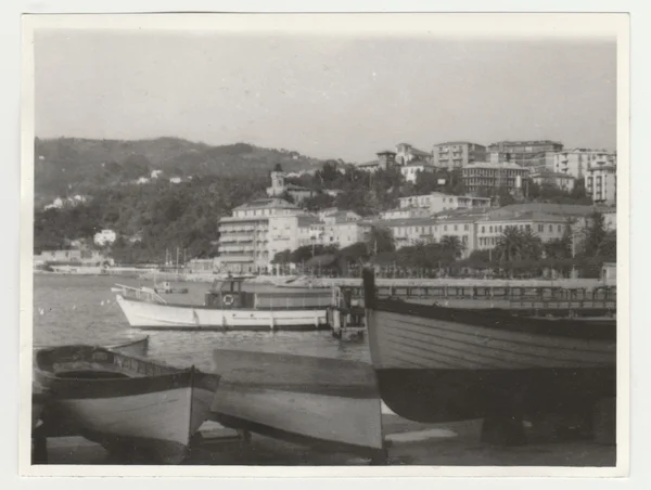 Jahrgangsfoto zeigt die italienische Riviera. Retro Schwarz-Weiß-Fotografie. — Stockfoto