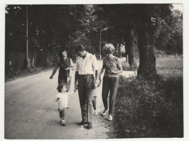 Vintage Fotoğraf insanlar yürümek gösterir. Retro siyah ve beyaz fotoğraf.