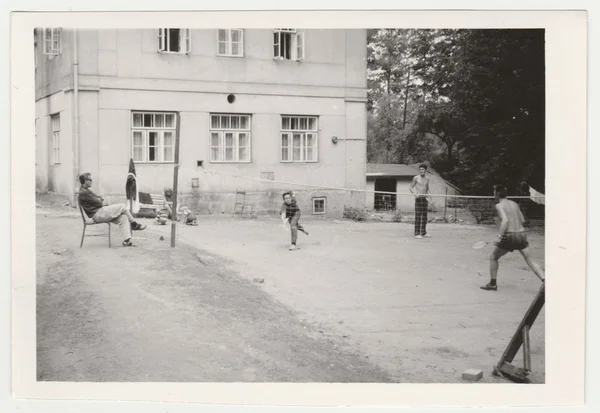 Fotos vintage mostram pessoas jogando badminton. Fotografia retro preto & branco . — Fotografia de Stock
