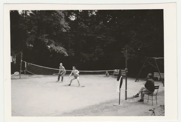 Ein altes Foto zeigt Menschen, die Badminton spielen. Schwarz-Weiß-Retro-Fotografie. — Stockfoto