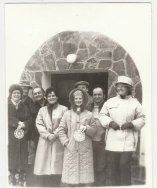 Vintage Fotoğraf insanlar pozlar grup açık havada kış döneminde gösterir. Retro siyah ve beyaz fotoğraf.