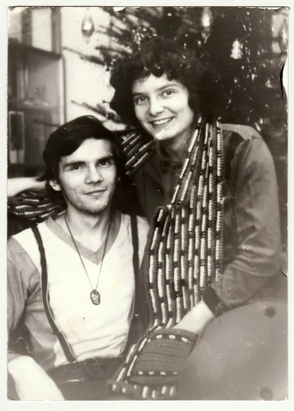 Foto vintage muestra una pareja adolescente durante la Navidad. Fotografía en blanco y negro retro . — Foto de Stock