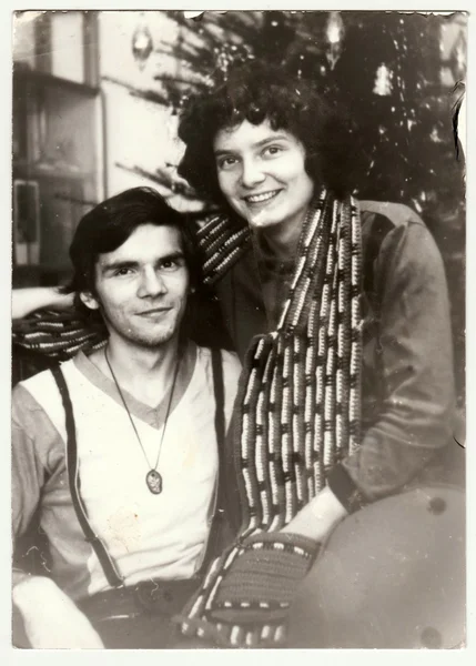  Vintage fotoğraf genç bir çift Noel zamanı gösterir. Retro siyah ve beyaz fotoğraf.