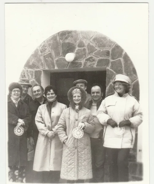 Vintage foto mostra gruppo di persone posa all'aperto in tempo d'inverno. Fotografia retrò in bianco e nero . — Foto Stock