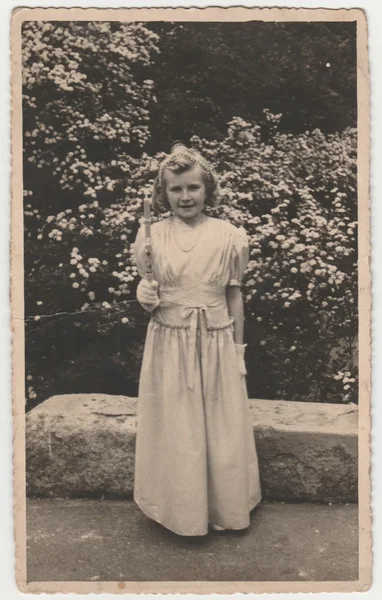 Foto vintage muestra chica después de su primera comunión. Fotografía en blanco y negro retro . — Foto de Stock