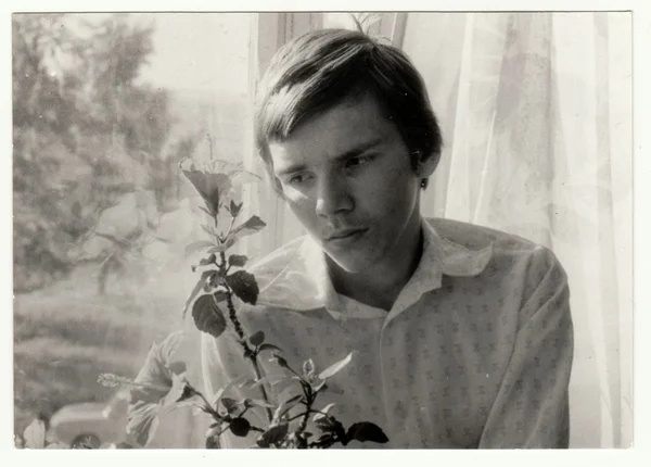 Vintage fotó mutatja egy tinédzser fiú virággal. Retro fekete & fehér fotózás. — Stock Fotó