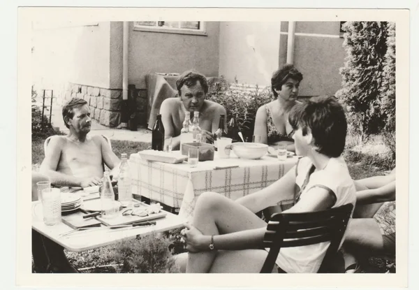 Foto vintage mostra le persone durante la festa in giardino estivo. Fotografia retrò in bianco e nero . — Foto Stock