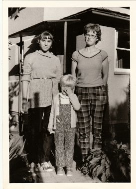 Vintage fotoğraf genç kız ve çocuk kır evi önünde gösterir. Retro siyah ve beyaz fotoğraf.