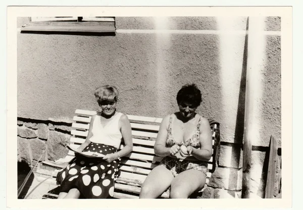 Foto vintage mostra le donne anziane si siedono di fronte alla casa di campagna. Fotografia retrò in bianco e nero . — Foto Stock