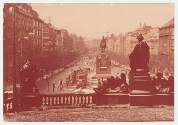 Vintage foto mostra Piazza Venceslao nella nuova città di Praga, Repubblica Ceca. Fotografia retrò in bianco e nero . — Foto Stock