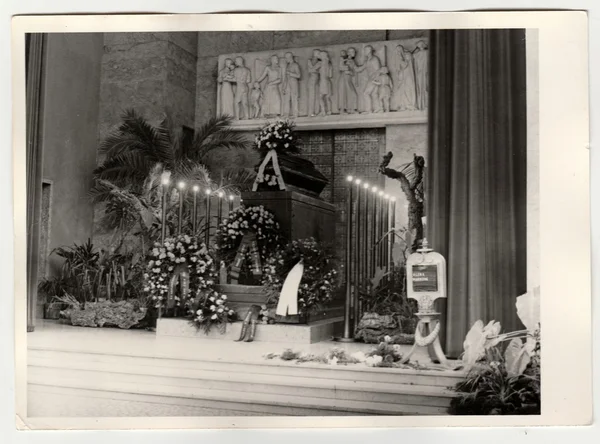 Foto vintage mostra um funeral (cremação). Um caixão preto no pedestal. Retro preto & fotografia branca . — Fotografia de Stock