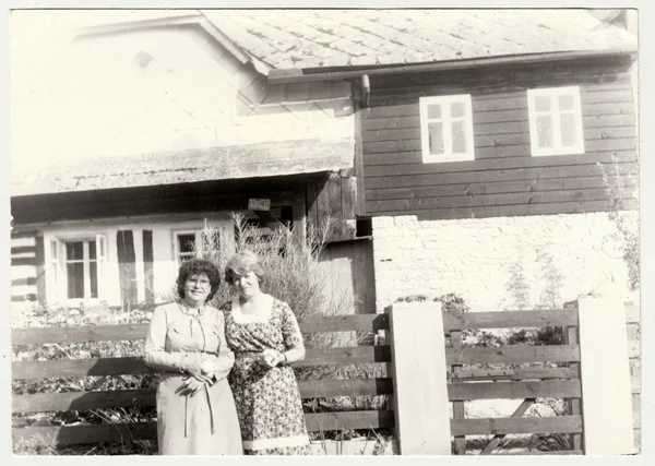 Foto vintage mostra mulheres ficar em frente à casa de campo. Retro preto & fotografia branca . — Fotografia de Stock