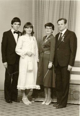 Vintage Fotoğraf bir gelin, damat ve ailesi gösterir. Retro siyah ve beyaz fotoğraf.