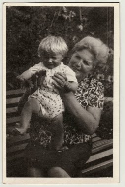 Vintage Fotoğraf büyükanne küçük bir bebek tutan gösterir. Retro siyah ve beyaz fotoğraf 