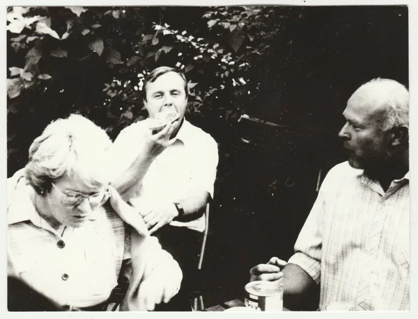 Vintage fotó mutatja, akik egy snack a szabadban. Retro fekete & fehér fotózás. — Stock Fotó