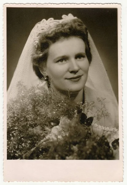 Vintage foto visar en brud. Bruden bär en mjuk slöja. Retro svart & vit fotografi. — Stockfoto