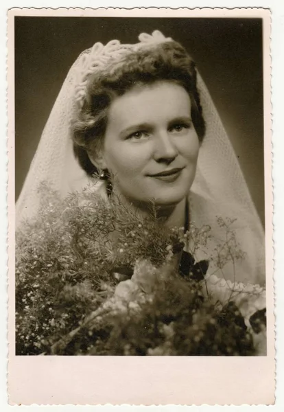 Photography: retro poses | Vintage photo shows woman poses in a