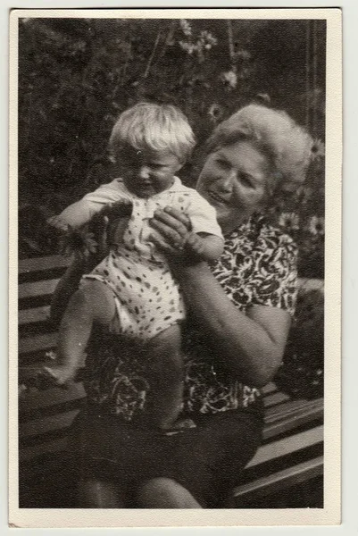 Foto de la vendimia muestra abuela sostiene un bebé pequeño. Fotografía en blanco y negro retro — Foto de Stock