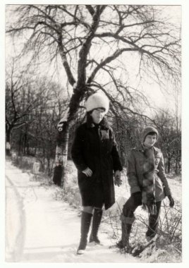 Vintage Fotoğraf kış döneminde anne ve kızı gösterir. Retro siyah ve beyaz fotoğraf.