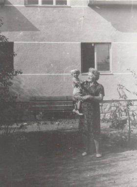  Vintage Fotoğraf büyükanne küçük bir bebek tutan gösterir. Retro siyah ve beyaz fotoğraf 